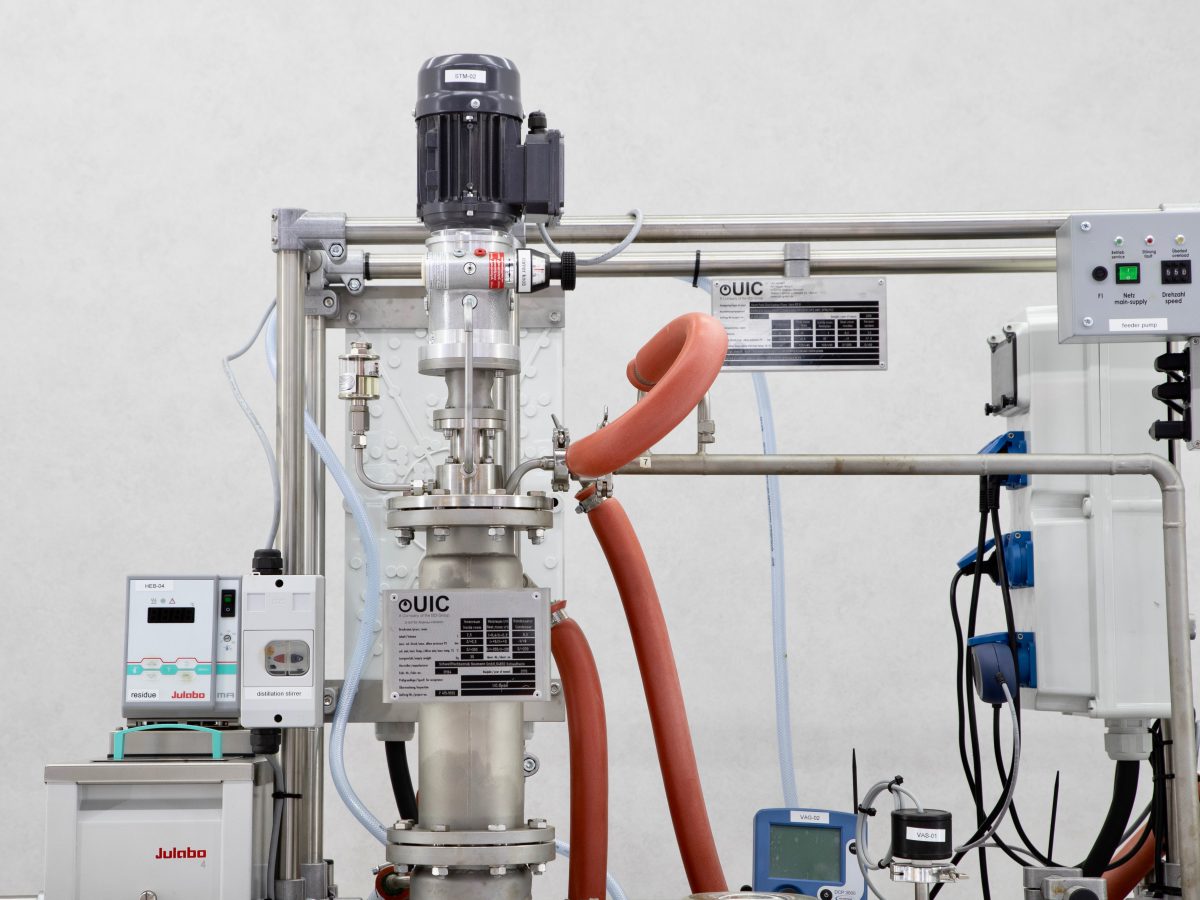 Installation de distillation à court trajet avec dégazeur UIC KD6EA100