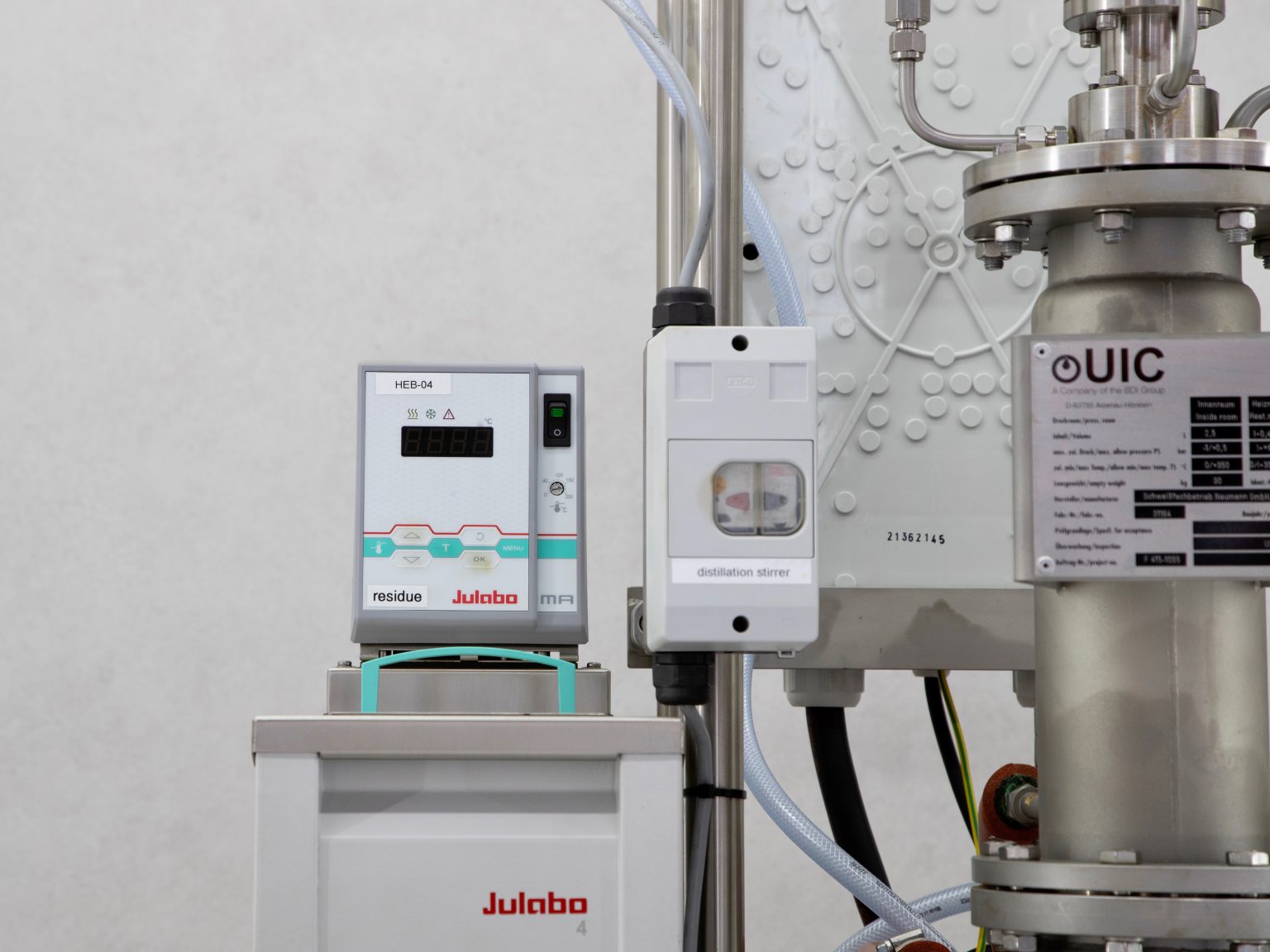 Installation de distillation à court trajet avec dégazeur UIC KD6EA100