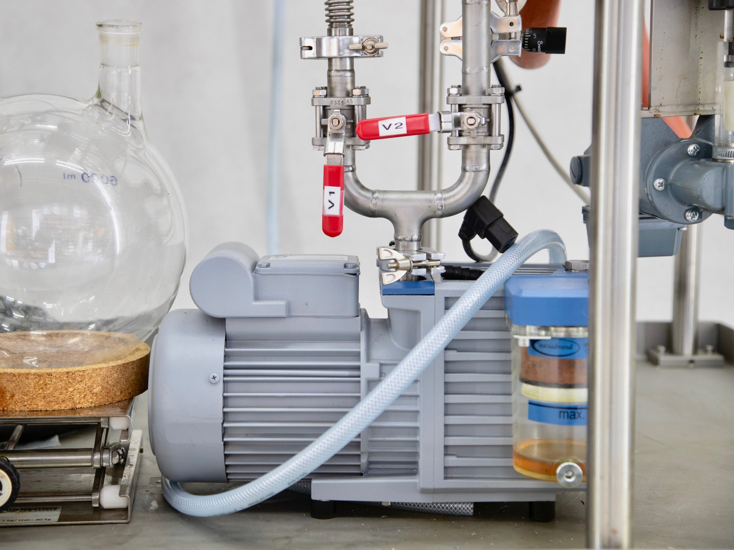 Installation de distillation à court trajet avec dégazeur UIC KD6EA100