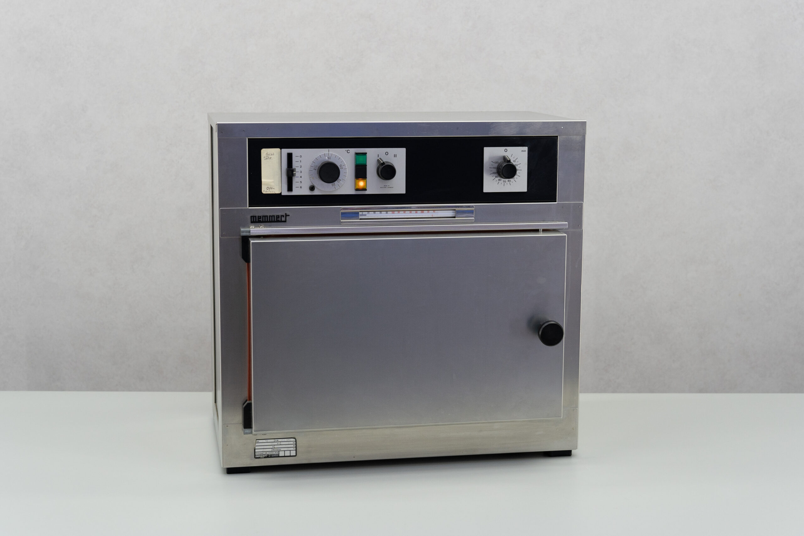6555 Memmert U15 Oven 01